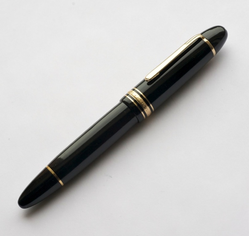 AAA Grade Replica Montblanc Meisterstuck Le Grand Roller Ball Pen Black & Gold Extra Large  AAA Grade Replica Montblanc Meisterstuck Le Grand Roller Ball Pen Black & Gold Extra Large